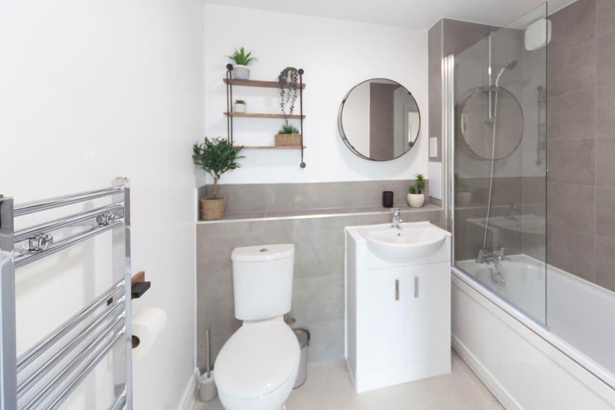Contemporary 1 Bedroom Apartment In Ashford 애슈퍼드 외부 사진
