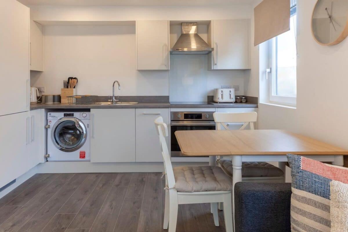 Contemporary 1 Bedroom Apartment In Ashford 애슈퍼드 외부 사진